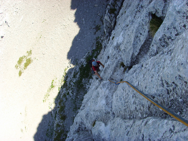 Einsamer Weg mit klasse Fels in der schattigen Nordwand Bruennelistock im Waegital 