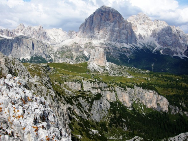 Dolomiten Tafana mit cinque Torri im Vordergrund das kleine Tuermchen direkt vor