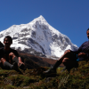 Zwei unserer Senior-Mitarbeiter (Träger) gut gelaunt auf 4300müm. Nepal.