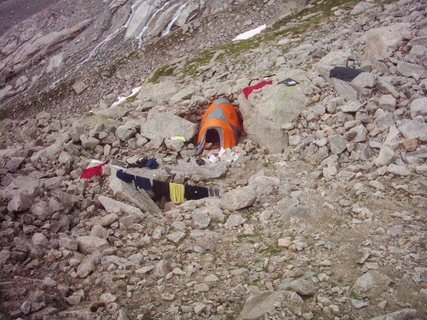 7 08 2004 einziger Platz weit und breit in der naehe von Mont Blanc
