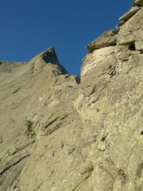 Die ersten Klettermeter an der Nordkante des Piz Badile Die Sonne kommt