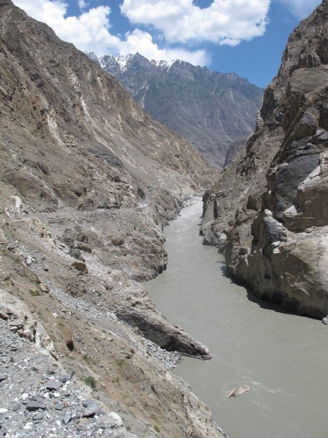 Karakorum Highway unten Indus