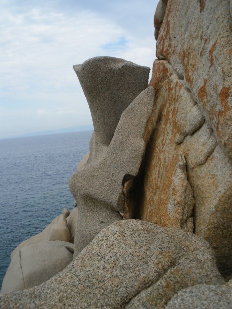 wer sieht das Steinmaennchen Capo Testa Italien 