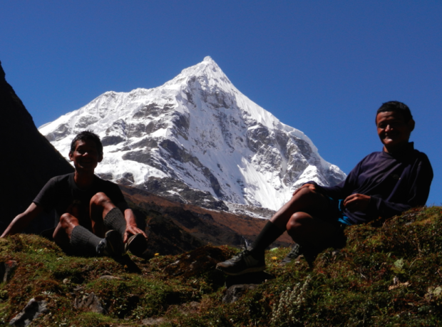 Zwei unserer Senior Mitarbeiter Traeger gut gelaunt auf 4300muem Nepal 