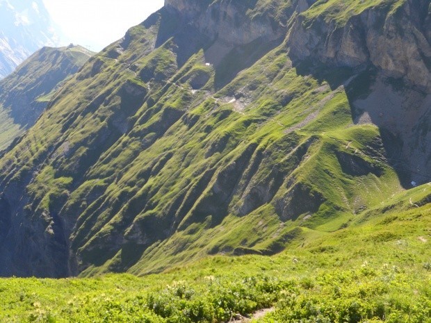 nochmals ein Blick auf Trail vom Balmeregghorn in Richtung Planplatten Alpentower 